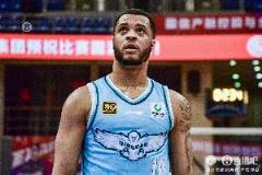 雙外援表現(xiàn)亮眼！韋瑟斯龐17分7板11助4斷，米奇16分6板5助2斷