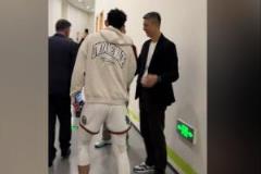 季后賽首秀砍37分11助！郭士強(qiáng)賽后球員通道暖心互動(dòng)林葳