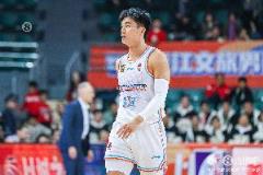 于德豪三分6中0僅拿7分2板4助4斷，大空位反超三分不中