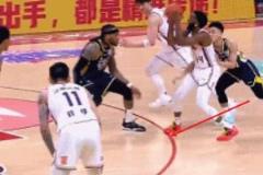 裁判為何這么嚴？梅肯三分踩線犯規(guī)引爭議，3次罰下引熱議