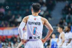 高詩巖上半場(chǎng)高效輸出山東仍落后18分