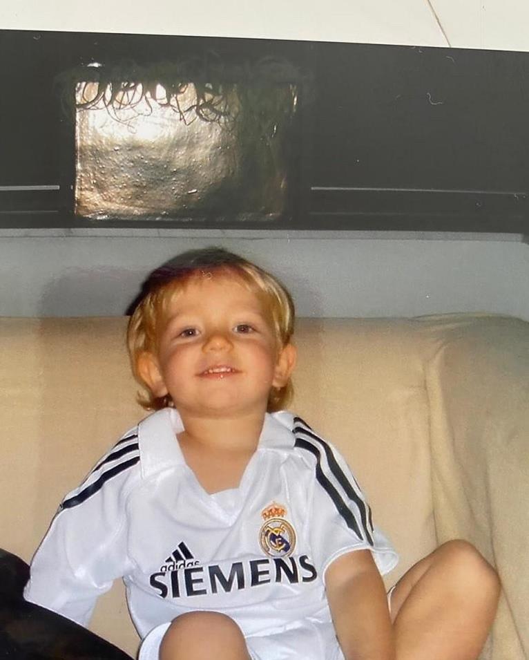 赫伊森曬兒時(shí)穿皇馬球衣照：兒皇夢(mèng)，我們要回家了