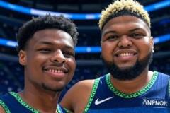 愛德華茲與蘭德爾的今晚對(duì)決：美媒趣味插畫