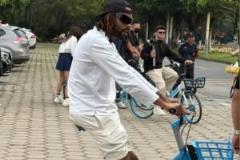 登哥安排電動(dòng)車，拉塞爾曬中國(guó)行街頭騎共享單車照