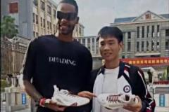 拉塞爾接高三粉絲放學(xué)并送球鞋：偶像為他送上祝福