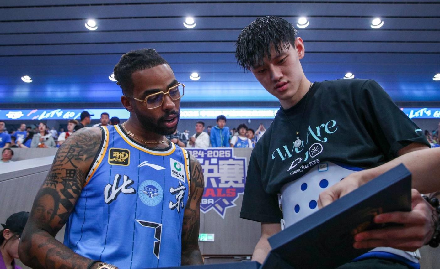 拉塞爾觀戰(zhàn)CBA總決賽：比賽氛圍熱烈，雷蒙防守表現(xiàn)突出