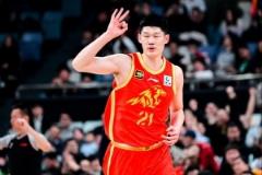 胡金秋回憶腹部被撞：回更衣室調(diào)整后沒那么難受，想和兄弟一起戰(zhàn)斗