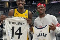 NBA東決對(duì)決！瓊阿梅尼與西亞卡姆互換球衣留念