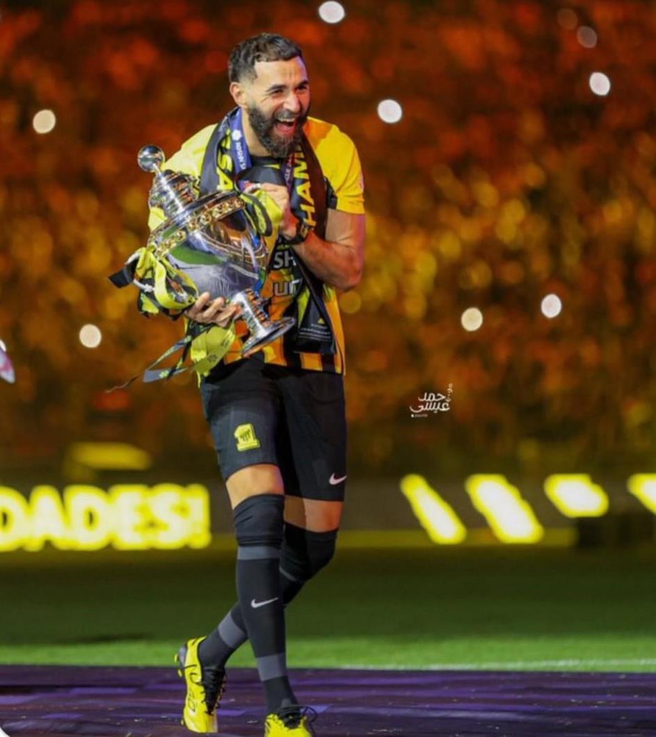 本澤馬發(fā)布捧杯照片社交媒體：一切按計劃進行