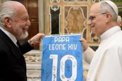 教皇利奧十四世私人接見那不勒斯，德勞倫蒂斯贈(zèng)與其10號(hào)球衣