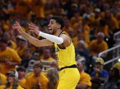 哈利伯頓引領(lǐng)步行者半數(shù)得分，全場(chǎng)表現(xiàn)引熱議