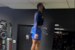 訓(xùn)練師揭秘丁威迪彈跳力訓(xùn)練方法 頭部已觸頂