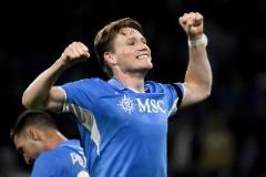 春風(fēng)得意抽一支！麥克托米奈在那不勒斯奪冠游行中吸煙