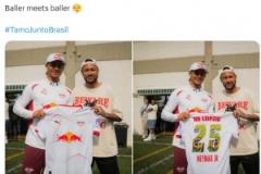 哈維-西蒙斯與內(nèi)馬爾合影送球衣，近距離接觸偶像瞬間