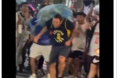 被欺負(fù)的球迷抵達(dá)印城 步行者熱情接待 啦啦隊(duì)歡迎 消防車接送