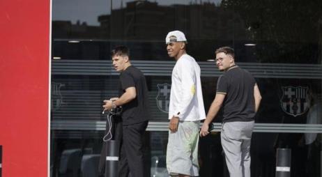 亞馬爾抵達(dá)巴薩辦公室，即將簽署新合同