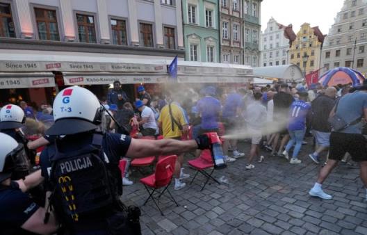 歐協(xié)聯(lián)決賽前切爾西與貝蒂斯球迷爆發(fā)沖突互扔物品