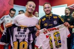 迷弟情深！哈維-西蒙斯賽后與內(nèi)馬爾合影互換球衣