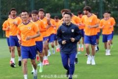 山東泰山隊(duì)結(jié)束假期休整后重返基地進(jìn)行恢復(fù)性訓(xùn)練