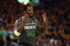 蘭德?tīng)栁鳑Q表現(xiàn)亮眼 隊(duì)友贊其三分神準(zhǔn)