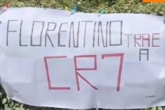 皇馬球迷在訓(xùn)練基地外高舉橫幅呼吁弗洛倫蒂諾簽下C羅