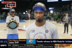 亞歷山大接受采訪，杰倫威抱獎(jiǎng)杯得意，SGA怒斥“走開(kāi)啦”！