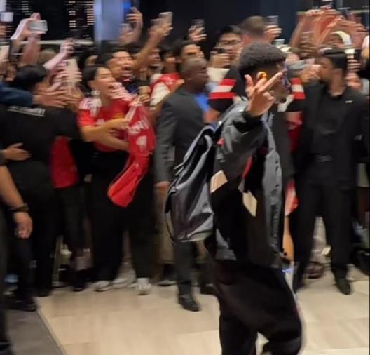 迪亞洛對球迷豎中指引爭議，疑似因遭人身攻擊而反擊