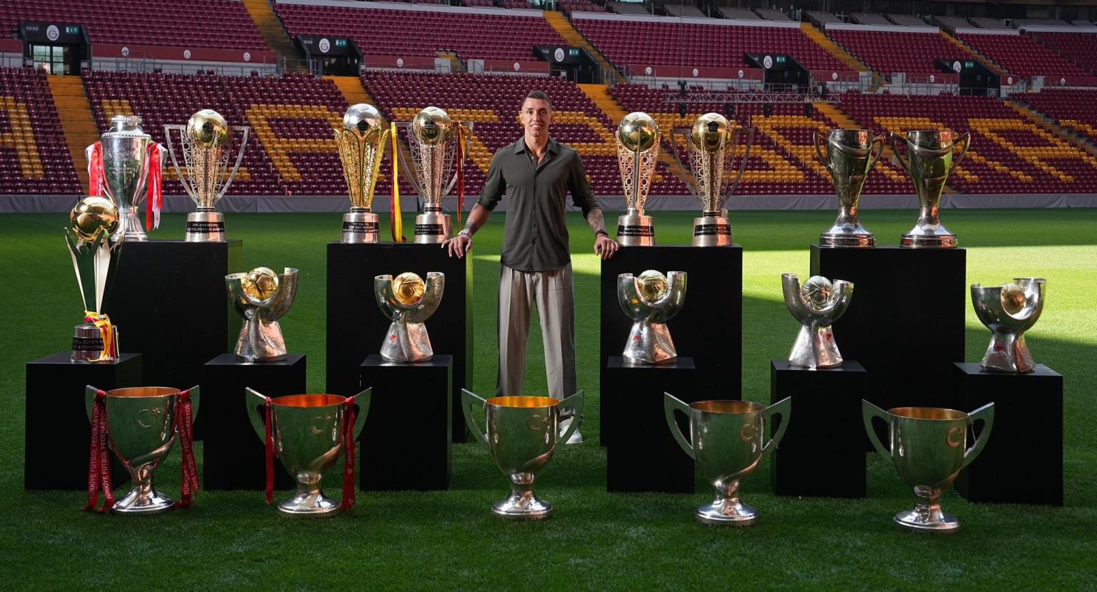 加拉塔薩雷官方宣布38歲隊(duì)長(zhǎng)穆斯萊拉離隊(duì)