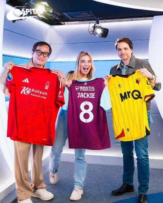 成龍亮相英超，諾丁漢森林曬照歡迎“大哥”加盟