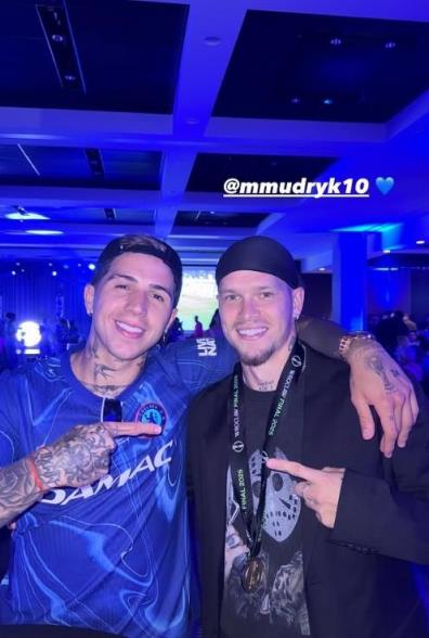 恩佐曬穆德里克合照，后者已戴獎牌彰顯團(tuán)隊榮耀