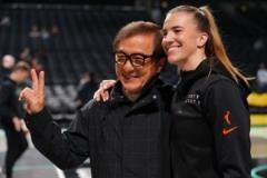 成龍亮相WNBA賽場與約內(nèi)斯庫合影WNBA官方曬照