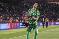 傳奇繼續(xù)！什琴斯尼與妻子商議后決定留隊(duì)，至少再戰(zhàn)一年