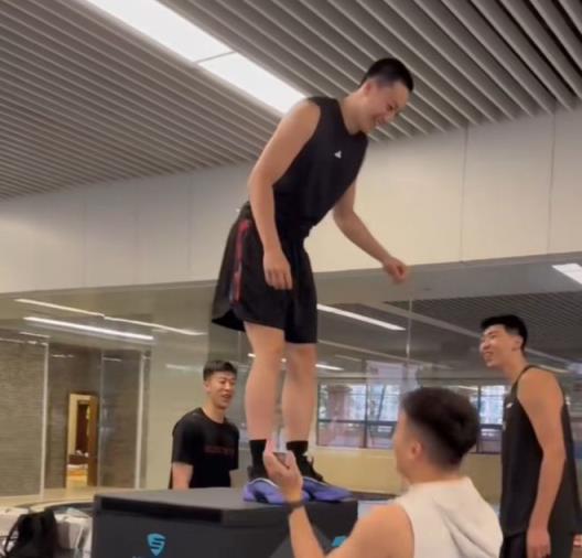 杜鋒公開跳箱訓(xùn)練細(xì)節(jié)，小胡笑出聲，黃明依張昊天賦突出，徐昕受傷引關(guān)注