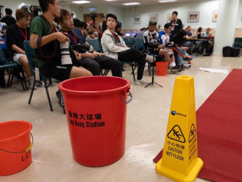 曼聯(lián)香港發(fā)布會(huì)場(chǎng)地突發(fā)頂棚漏水事件