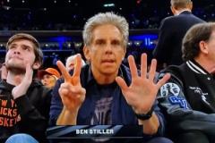 本-斯蒂勒現(xiàn)場看球比出"7場"手勢引關(guān)注