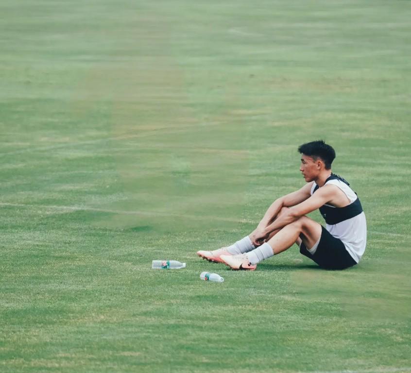 楊帥發(fā)動態(tài)尋物：訓(xùn)練時踢飛被球迷拿走的球