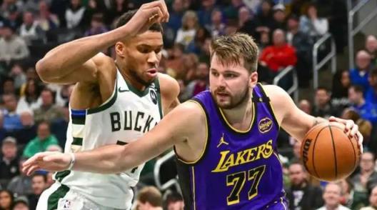 狂轟72+22+14！三巨頭強(qiáng)勢(shì)卻難奪冠，交易中鋒或成關(guān)鍵