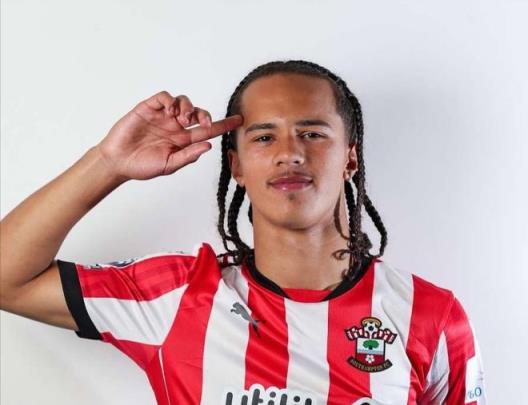 曼聯(lián)再斥100萬簽大英小將，新左閘下月報(bào)到，兩青訓(xùn)下賽季租借