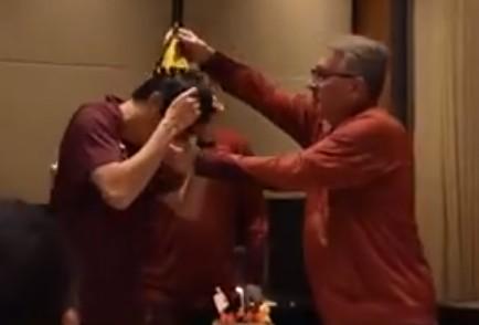 國(guó)足全隊(duì)為李磊慶生 劉誠(chéng)宇領(lǐng)唱生日歌