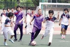 王秋明、巴頓等六位津門虎球員走進校園互動交流接受學(xué)生提問