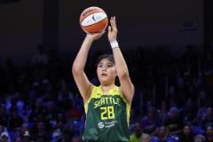 風(fēng)暴遭夢想逆轉(zhuǎn)：李月汝對陣瓊斯與格里娜雙中鋒打2+1獲解說盛贊