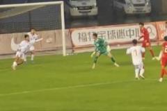 越南U16后衛(wèi)撲救擋出國(guó)少射門(mén)，主裁未做出判罰