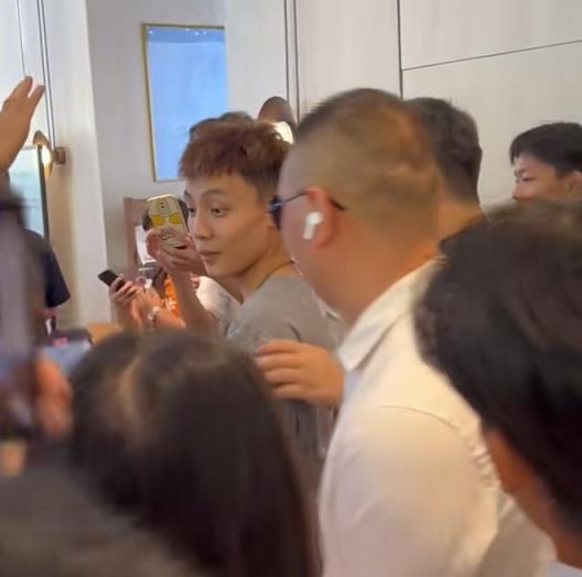 徐杰見面會(huì)爆滿！球迷云集，造型帥氣，休賽期需補(bǔ)強(qiáng)短板