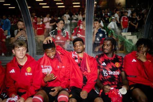 曼聯(lián)亞洲行內(nèi)幕曝光：航班暢飲、賽后泳池派對(duì)，加納喬面露冷色