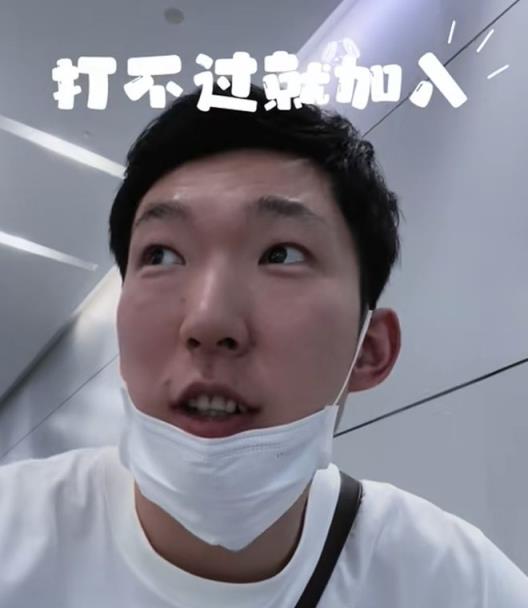 周琦杭州合練引調(diào)侃，自嘲打不過就加入波蘭人行列