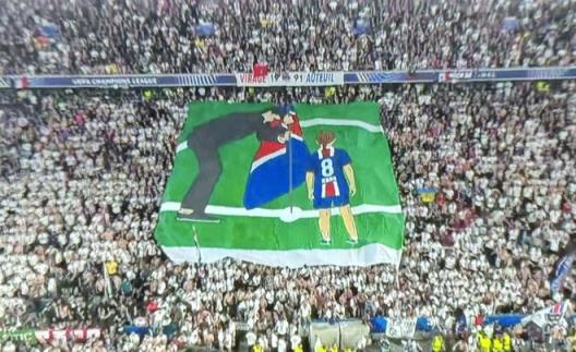 感人！恩里克賽后身穿印有已故女兒T恤，球迷獻(xiàn)上TIFO致敬