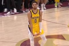 哈利之前其實(shí)是在練習(xí)舉獎(jiǎng)杯，而不是跳大蛋舞。