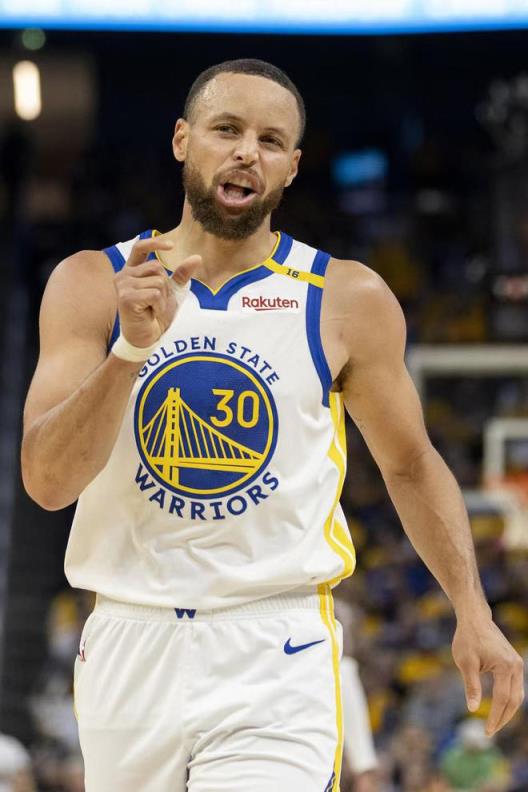 庫里：現(xiàn)在該讓誰來投傳制勝球？吉米·巴特勒