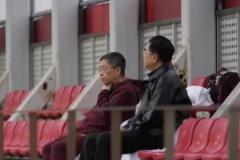 國足出征前，足協(xié)主席宋凱與副主席許基仁雨中觀看訓(xùn)練