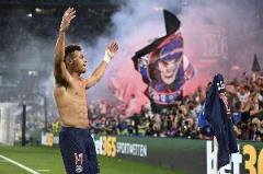 巴黎首次捧起歐冠獎(jiǎng)杯，球迷不當(dāng)行為或引罰